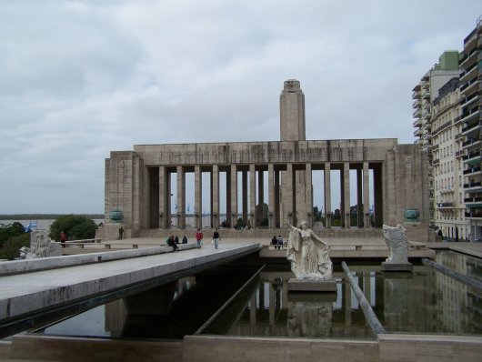 La Municipalidad reemplazó la Bandera Nacional del mástil de la rotonda de  la Virgen de Itatí