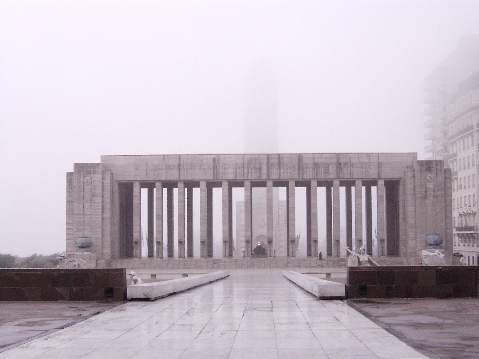 Patio Cívico y Propileo del Monumento a la Bandera